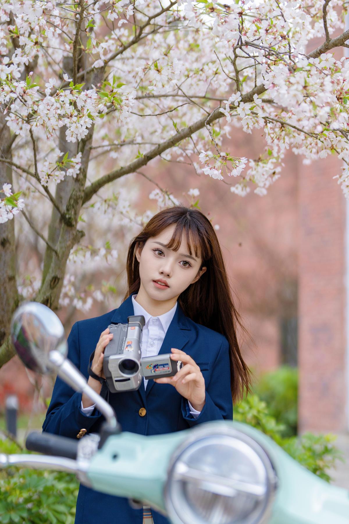 JK少女于梨花树下寻宁静