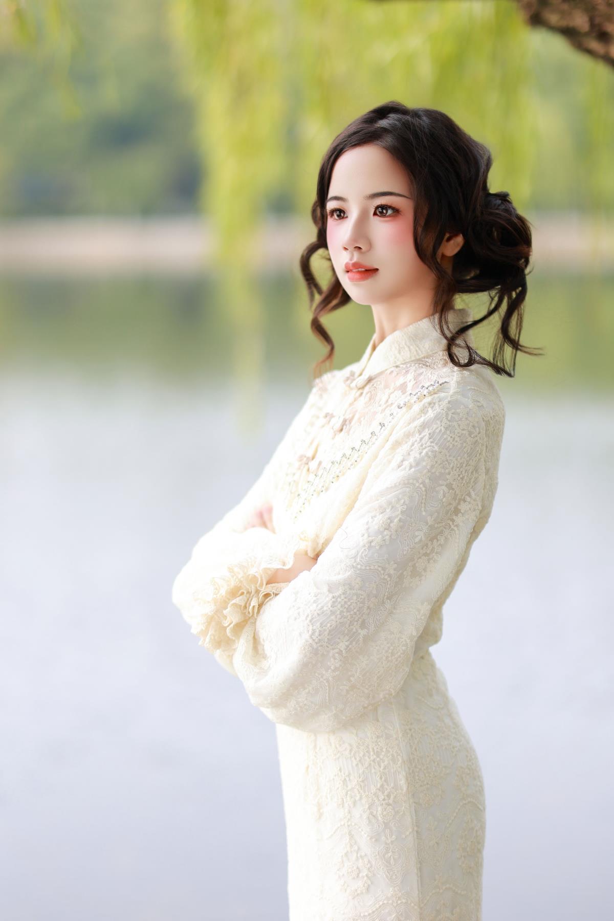 西湖畔的诗意时光：三竺情、云水间与旗袍韵