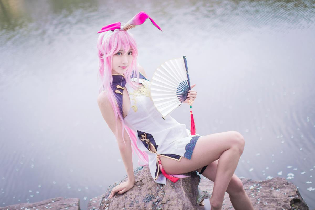 《八重樱旗袍COS：樱花下的可爱与优雅》 或 《樱花间的八重樱旗袍COS，尽显可爱优雅》 或 《八重樱COS：旗袍韵里绽放在樱花下的可爱优雅》