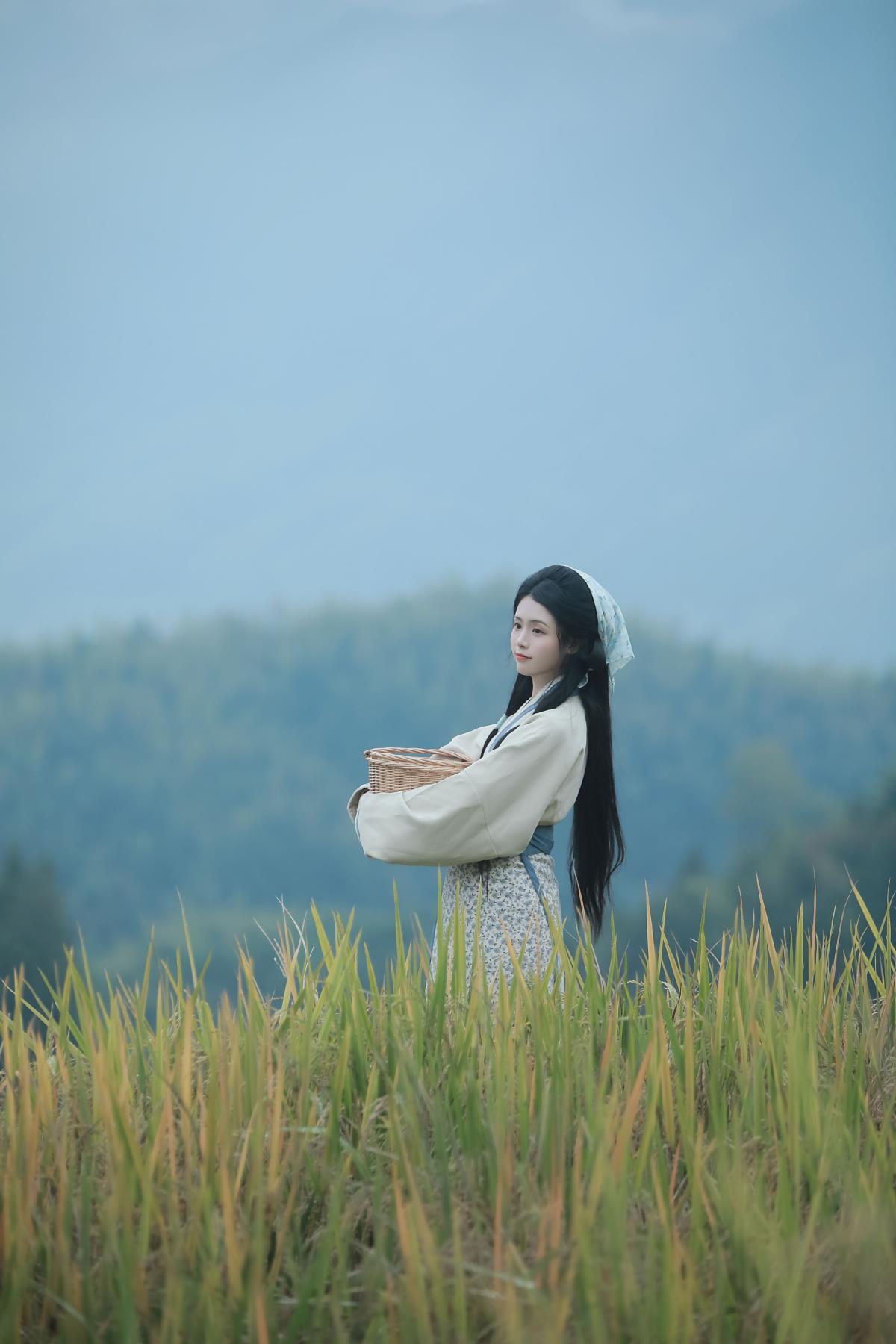田耕纪：清风醉间，芳草绕世，蛰韵袅袅绘田园画卷，九重烟雨添芬芳