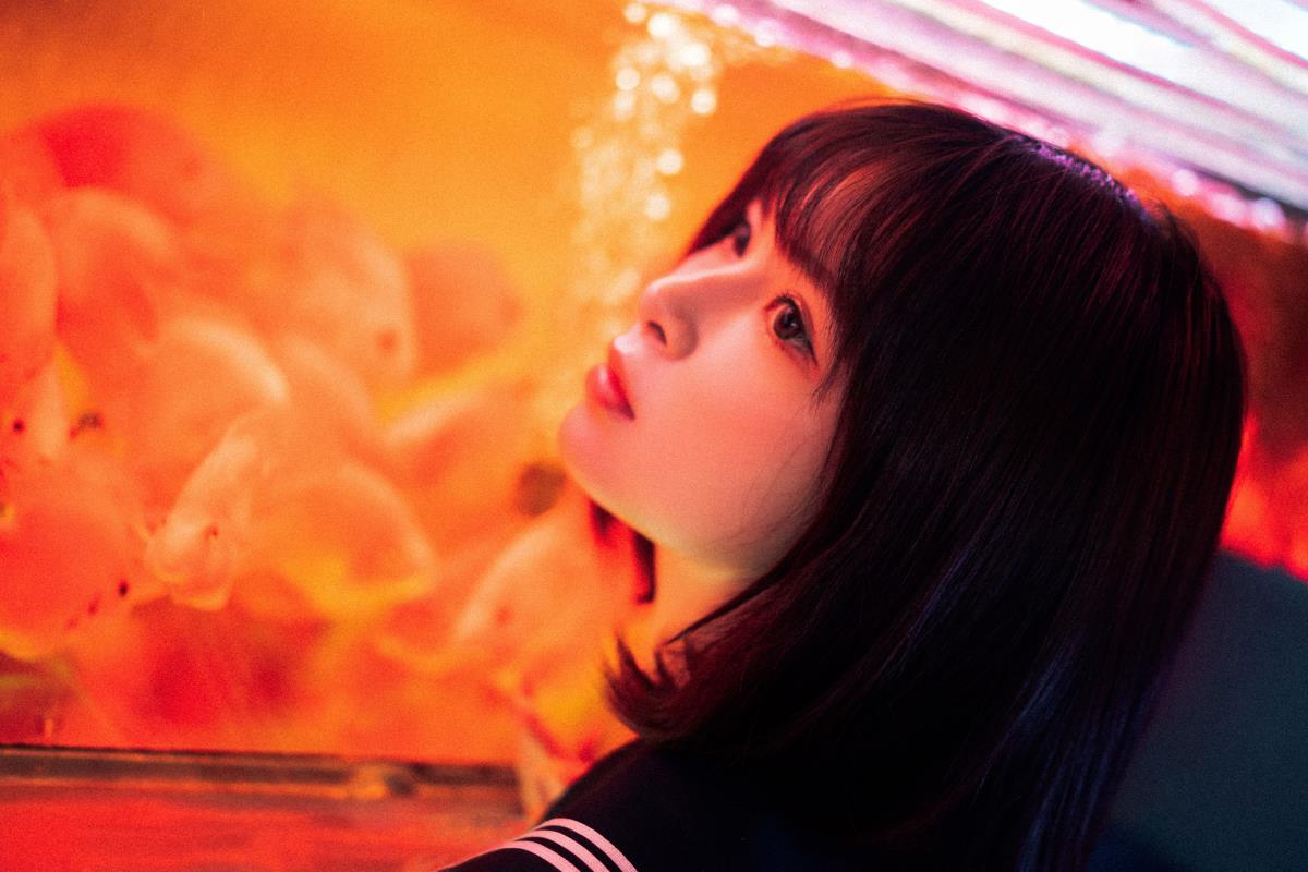 《金鱼JK与花鸟鱼虫市场的光影之约》