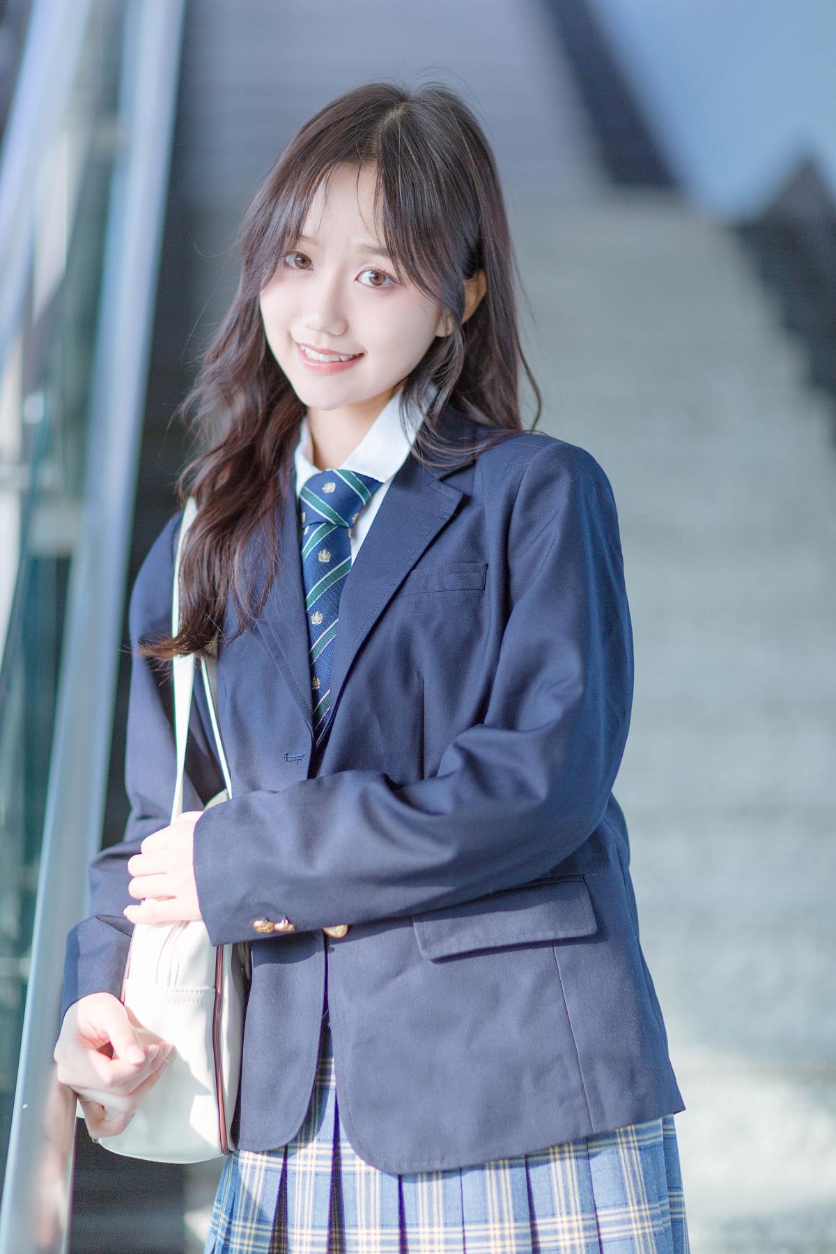 夕阳下的地铁少女守候 少女迎着夕阳等地铁 夕阳余晖中清纯少女的地铁守候