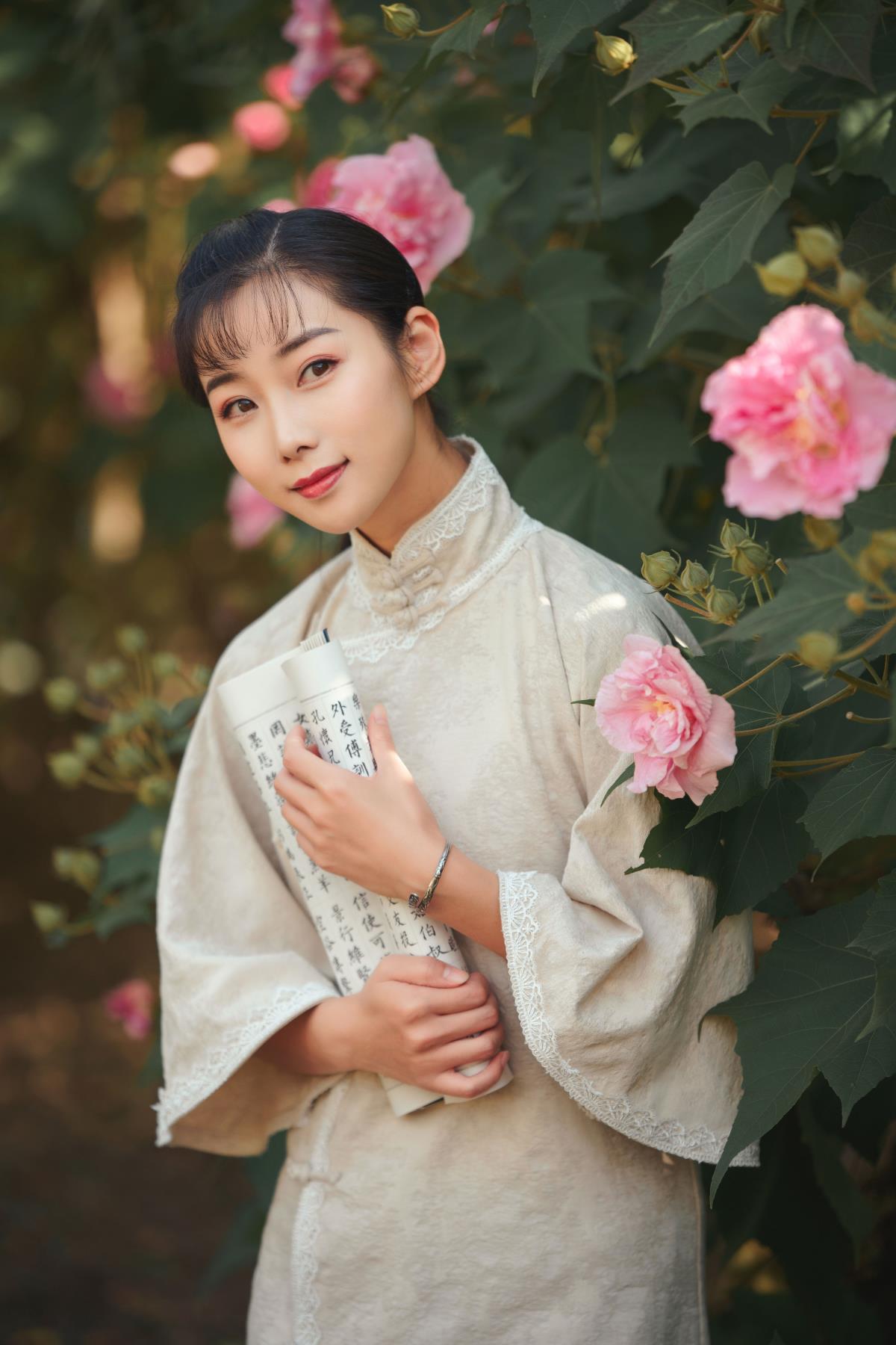 芙蓉玉下的此去经年与孤身回首 解析：保留了“芙蓉玉”这一关键元素，“此去经年”体现时间跨度，“孤身一人”增添孤独感，“再回首，又见芙蓉开，花开人不见”营造出一种物是人非的意境，整体符合富有意境和文艺向风格的要求。