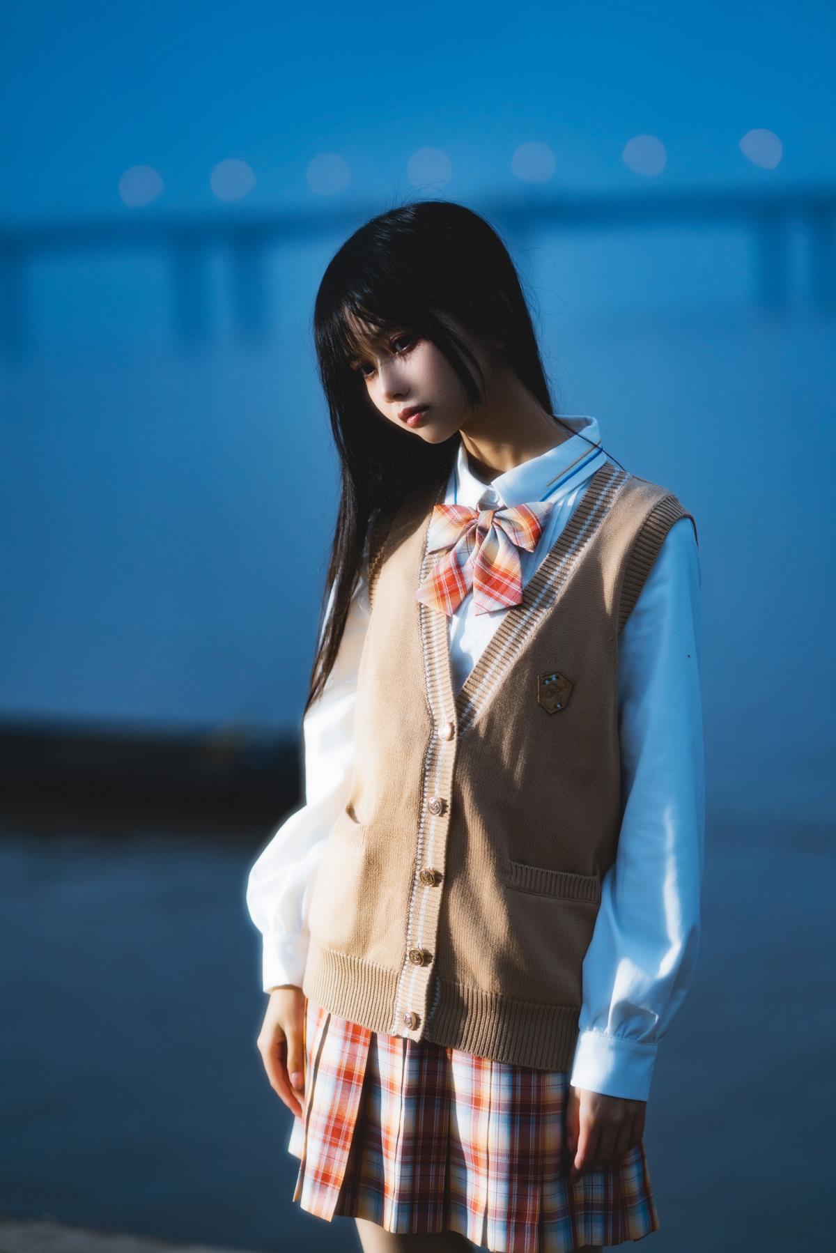 《焰火璀璨，光影交织绘就文艺清纯画卷》（将提取的关键信息组合成一个富有意境的标题，你可根据实际需求修改，若还有其他要求欢迎随时告知） 或者 《烟花烂漫处，光影中的文艺清纯之境》 又或者 《焰火与光影共舞，演绎文艺清纯篇章》