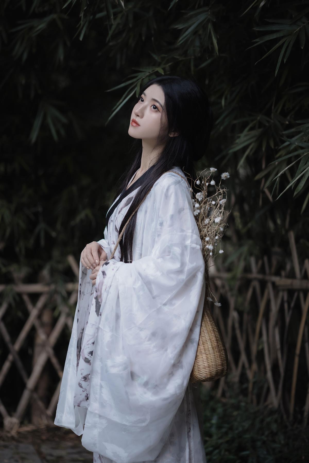 倚楼听风雨，坠入江南烟雨星河，泪落成离人殇