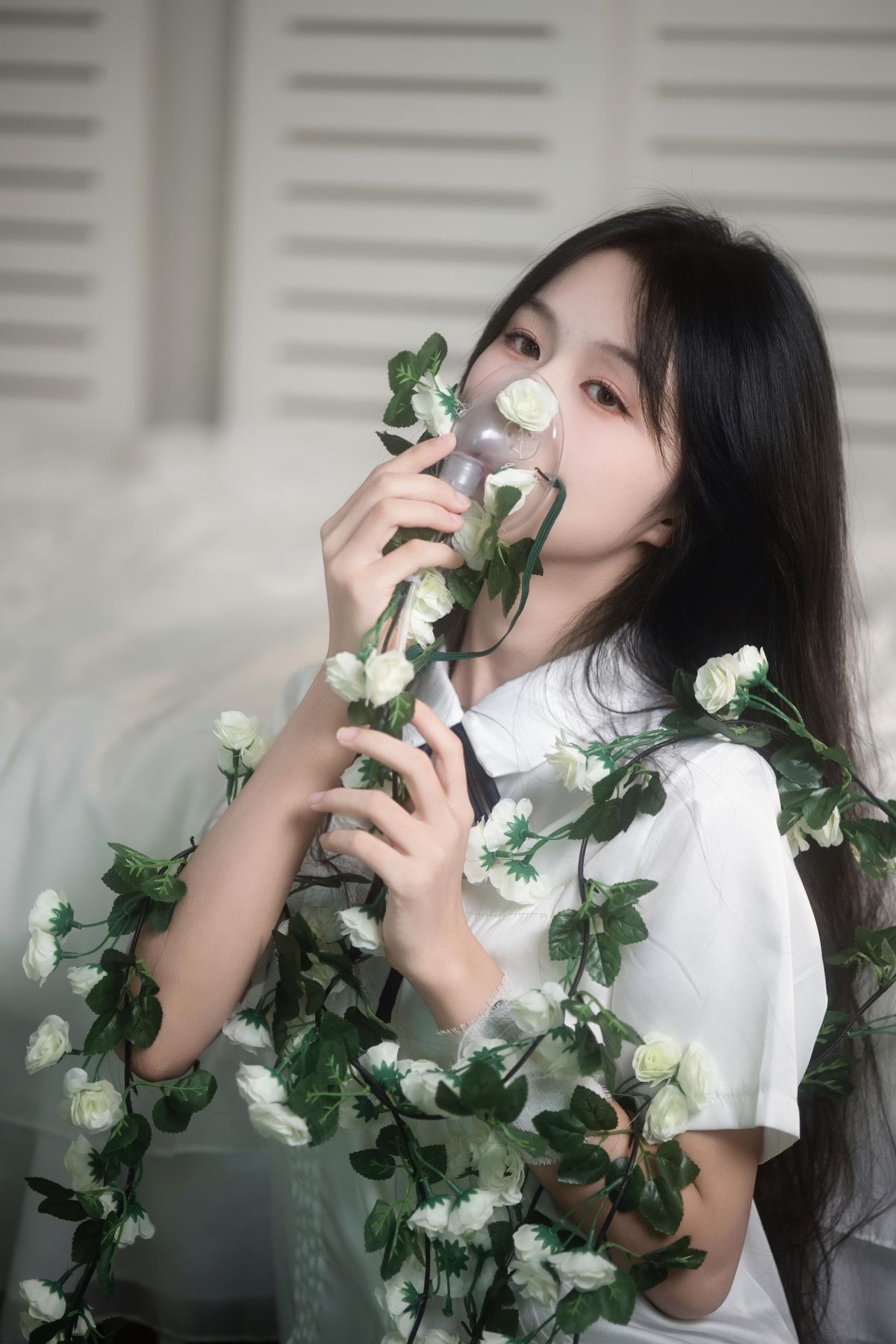 《花噬之人，天真之殇：JK森系下的慵懒情绪》