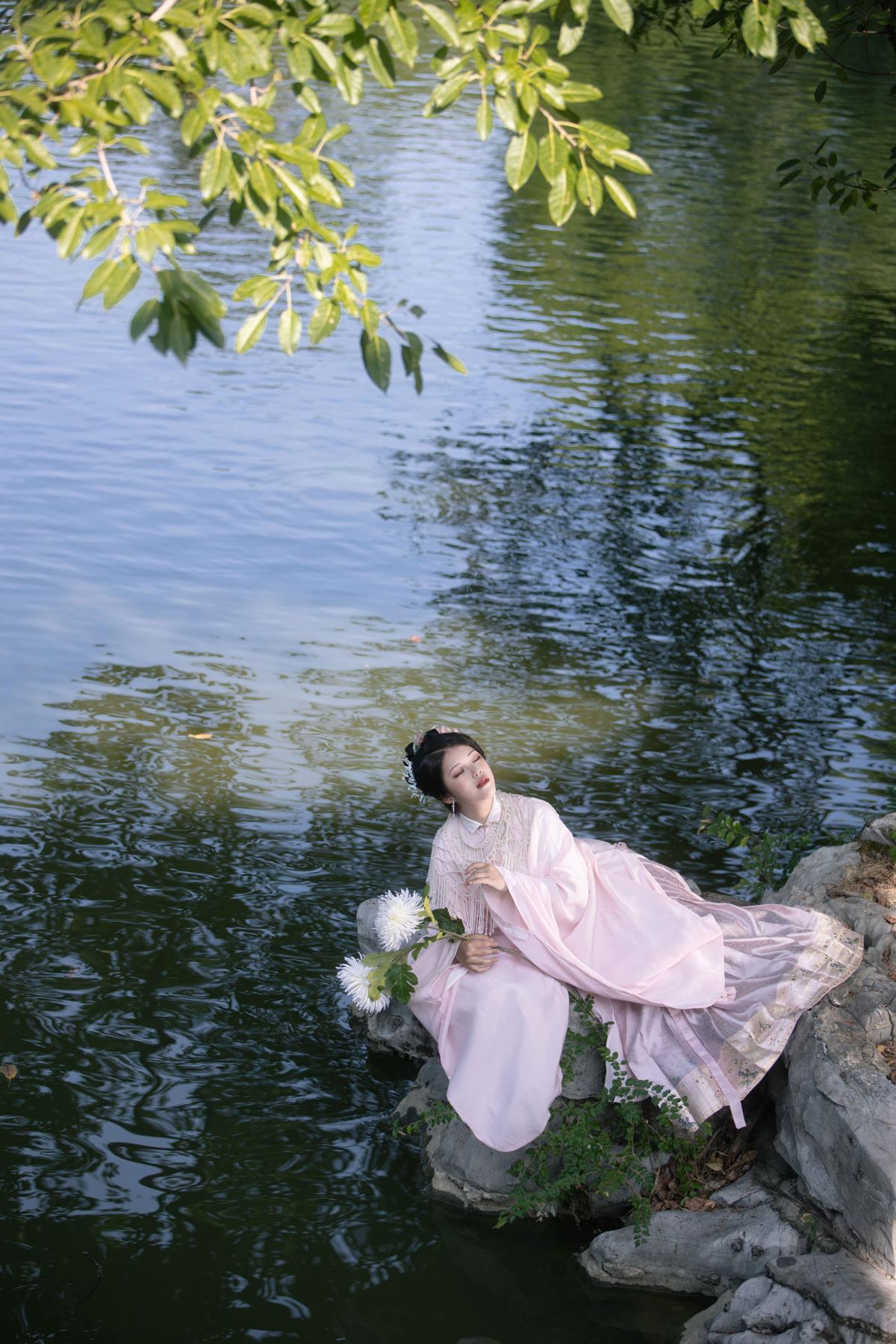 入梦，风携兰麝氤氲来