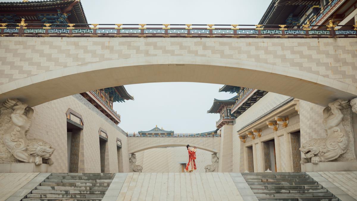 花露浓：云想衣裳花想容，春风拂槛露华浓