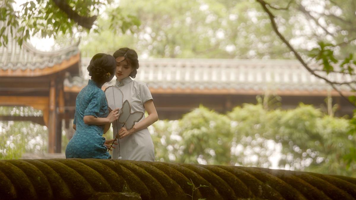 《情谊绽放在旗袍与树林间：两姐妹的优雅韵味》