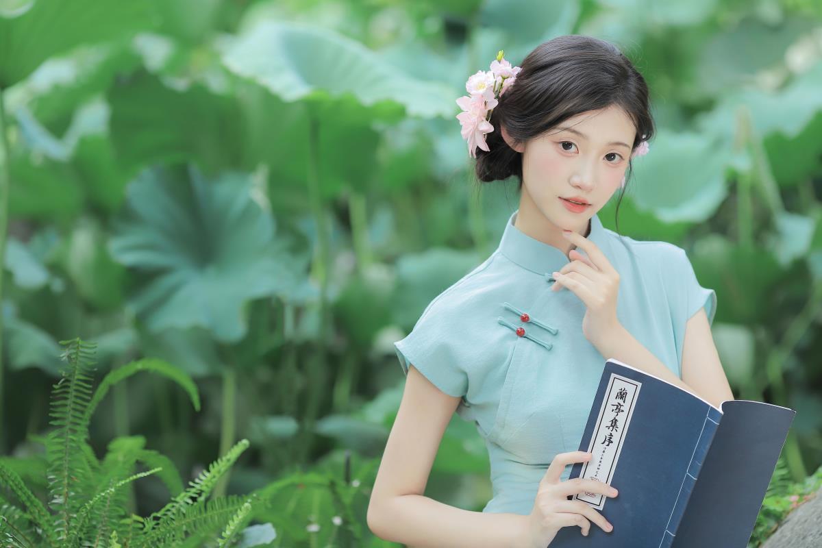 《一晴方觉夏深，连雨不知春去》旗袍演绎中式优雅气质