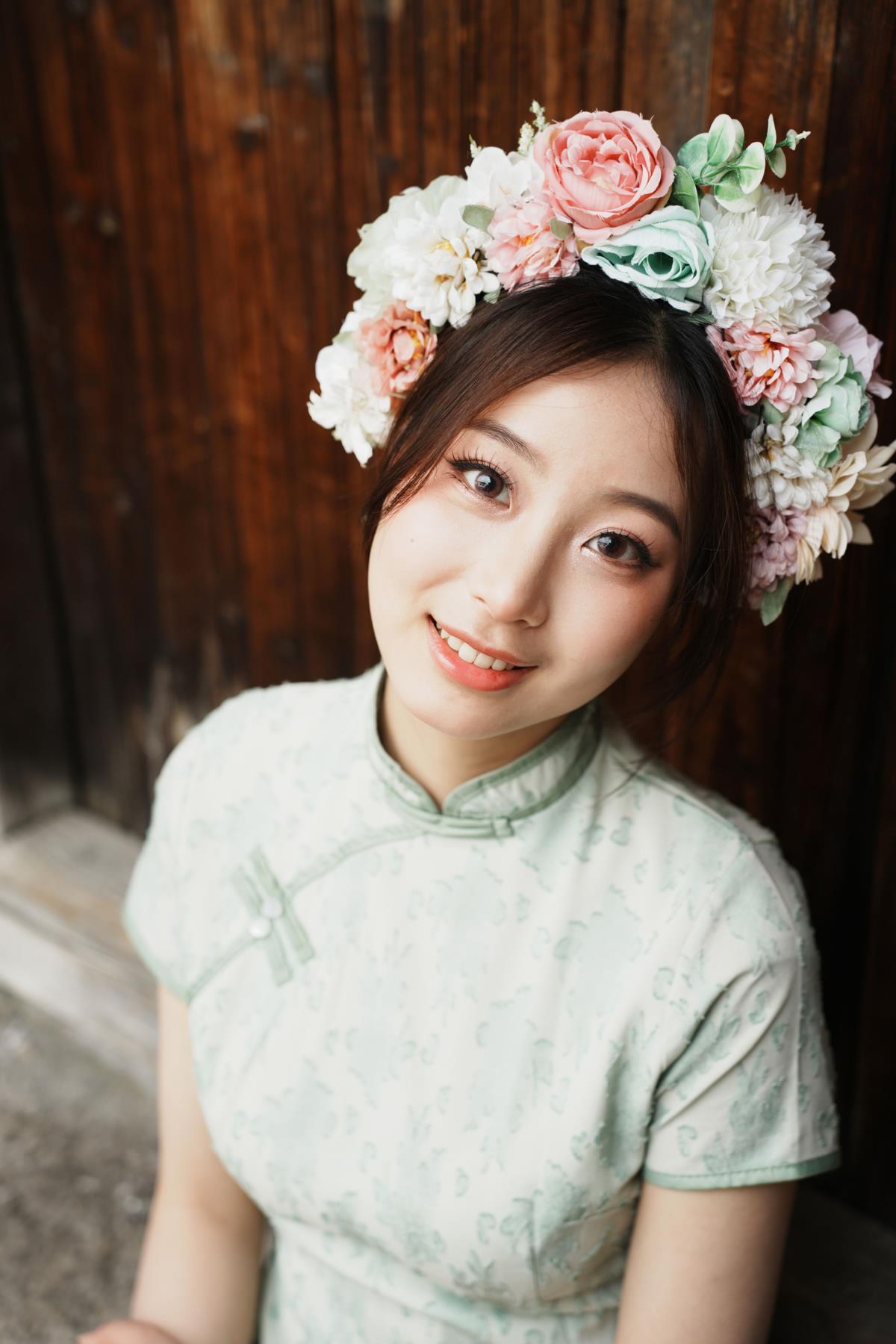 《绿色旗袍簪花，尽显优雅风情》