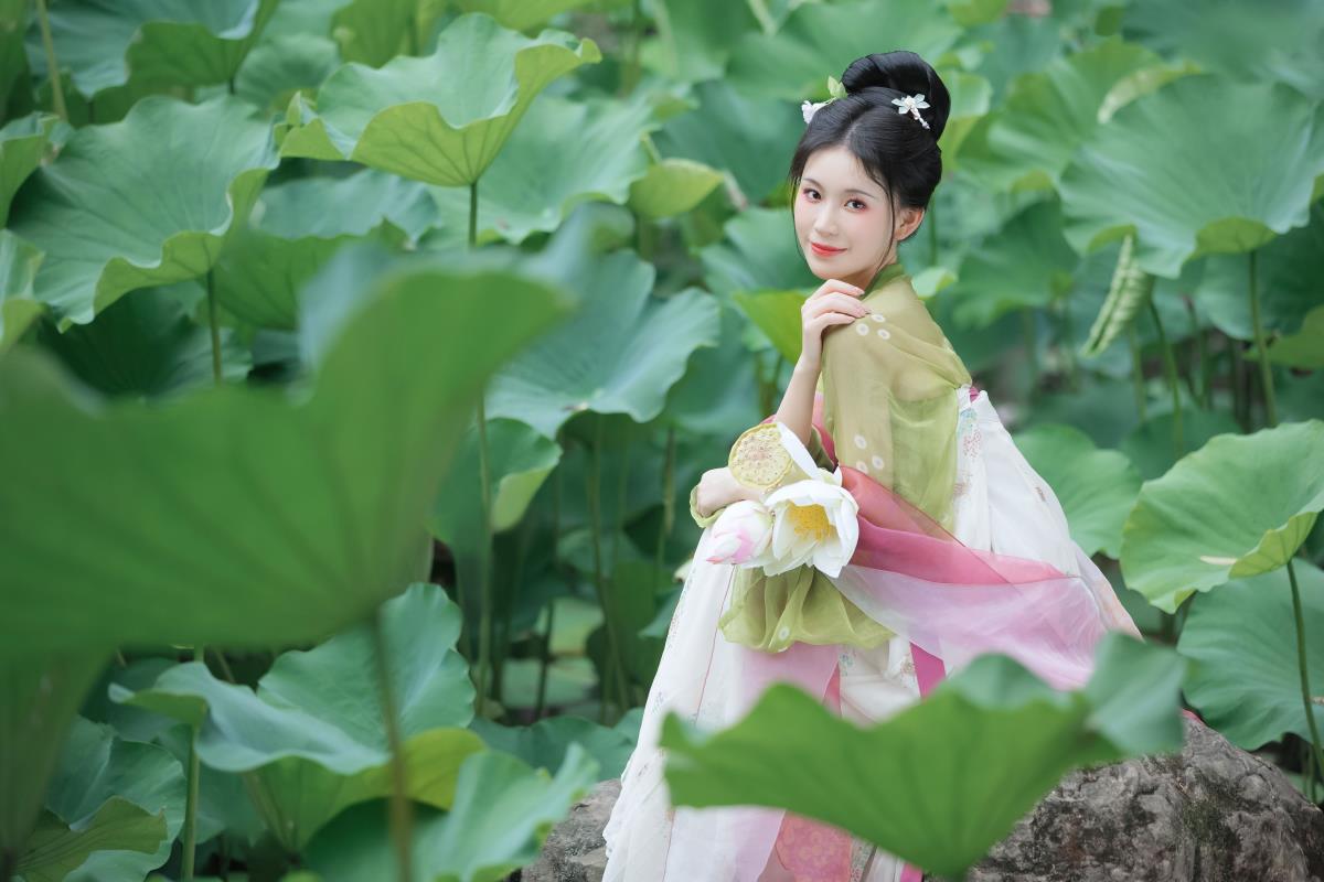 莲舟谣：素手拨开烟水濛，藕花深处影娉婷