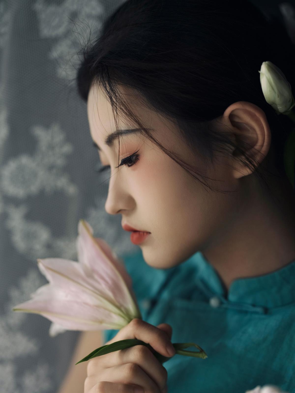 《玉曼曼：身着旗袍抱百合，恰似玲珑瓷器绽风雅》 解析：原句中描述了玉曼曼这样一个人物形象以及她身着旗袍抱百合的画面，展现出中式、优雅、国风的感觉，标题将这些关键信息进行整合，突出人物的独特姿态以及整体所散发的那种如瓷器般精致、风雅的韵味，符合富有意境或文艺向风格的要求。