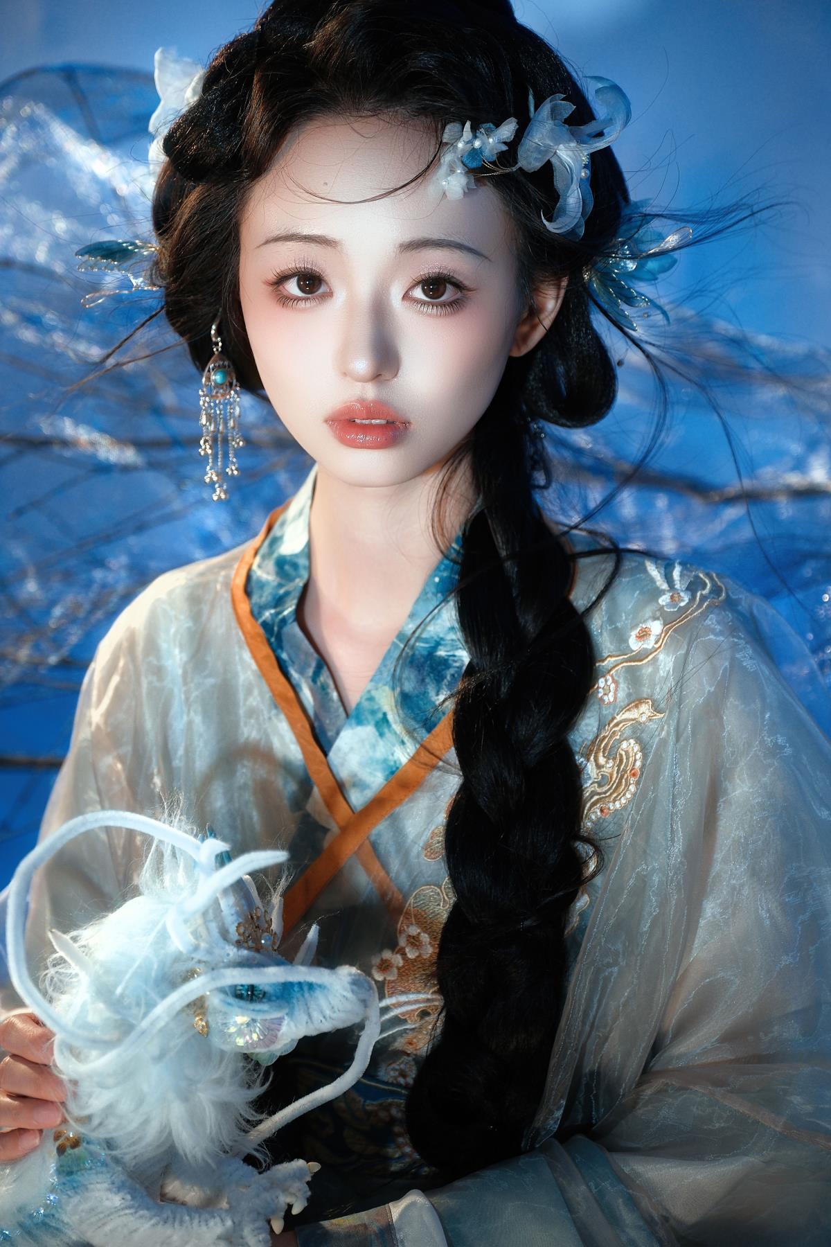 蓝龙青灯古韵间，穿越风华领略绝世人物之美