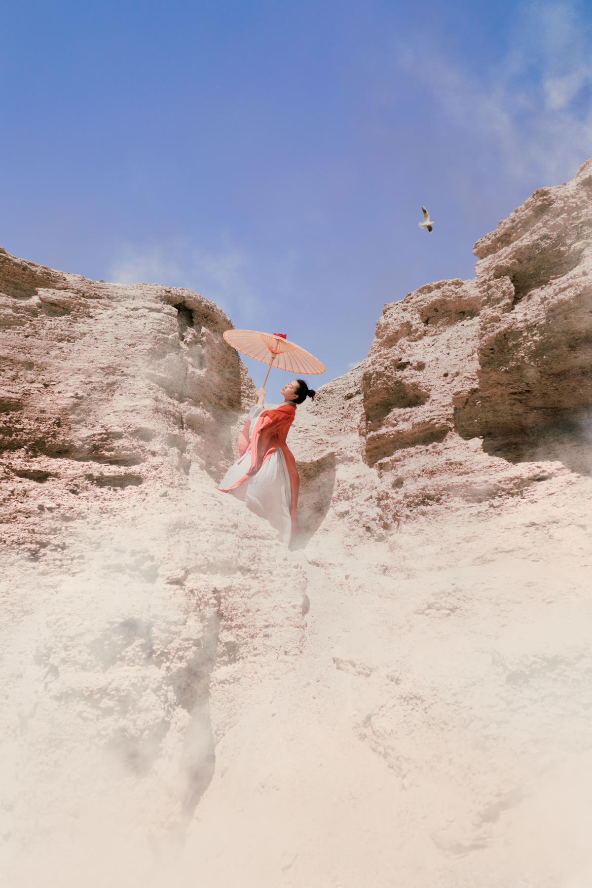 《木兰花下：高山黄河间，冷风吹不散的情仇与烈酒》 解析：这段文字描述了在高山黄河、冷冷北风、沙漠黄沙的背景下，人物有着复杂的情感经历，如曾经的牵手流泪、无助端酒浇愁等，以“木兰花下”为场景引入，展现出一幅充满武侠氛围且富有意境的画面，涵盖了给定的意境、武侠、沙漠、红色等元素，同时突出了情感与情境的交融。