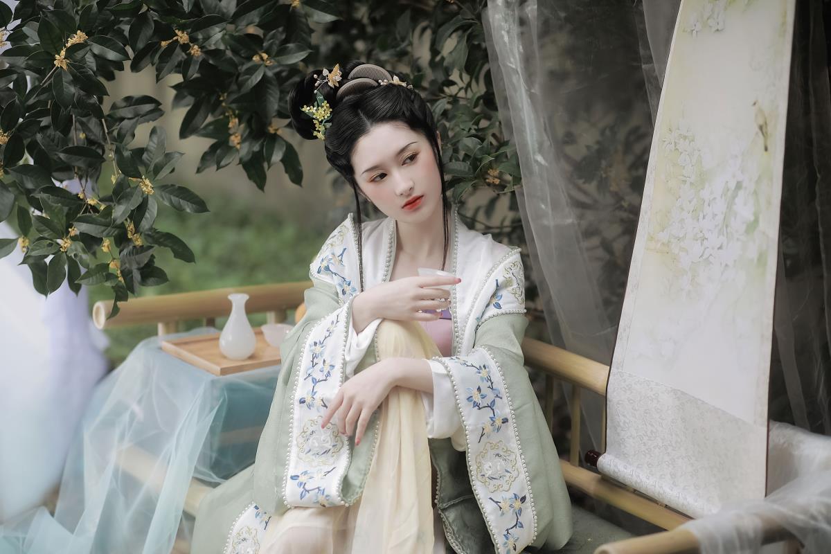 人闲桂花落，夜静春山空：古典古装下的桂花酿风情