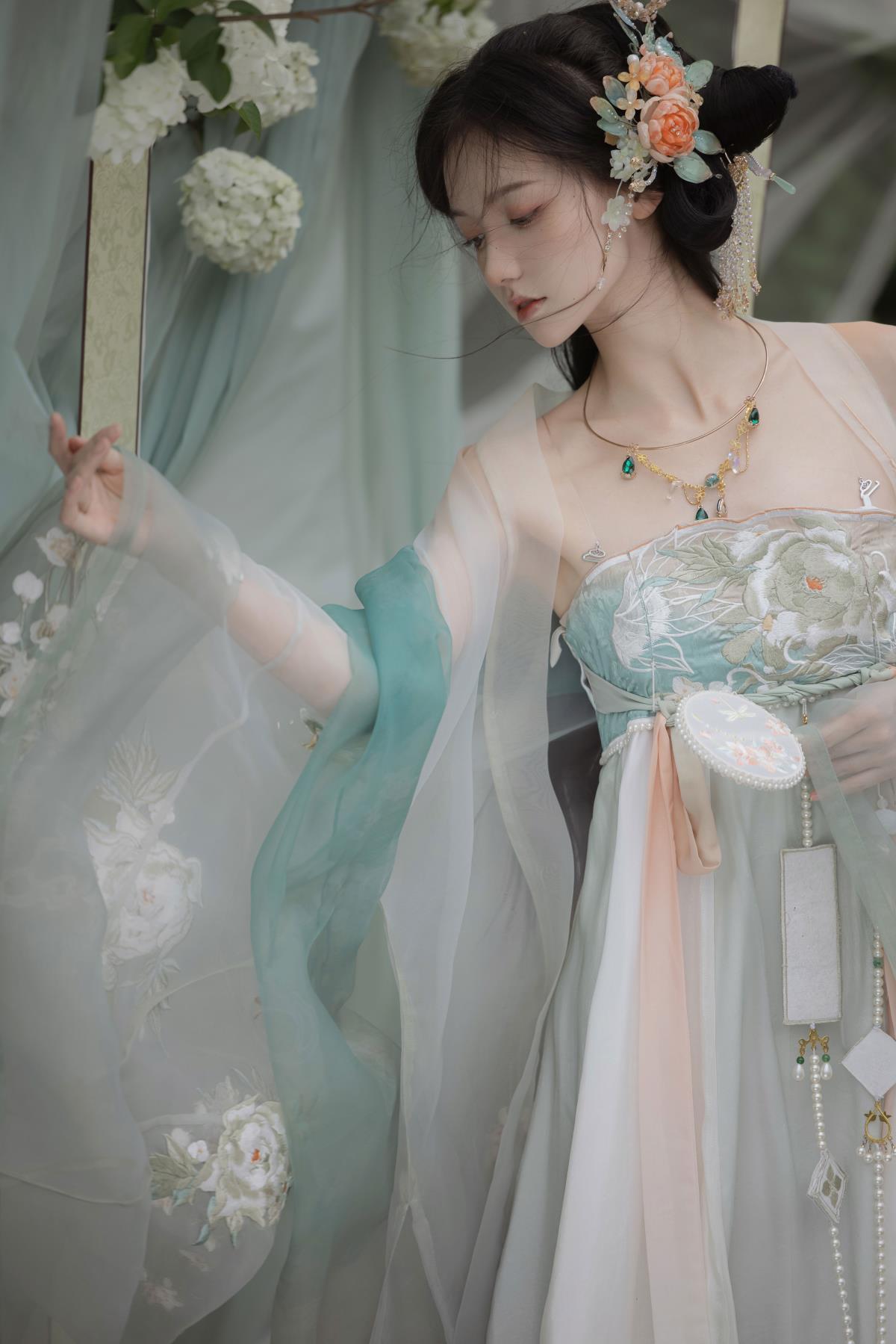 古风唯美清冷美人：看尽长安花，春风得意马蹄疾