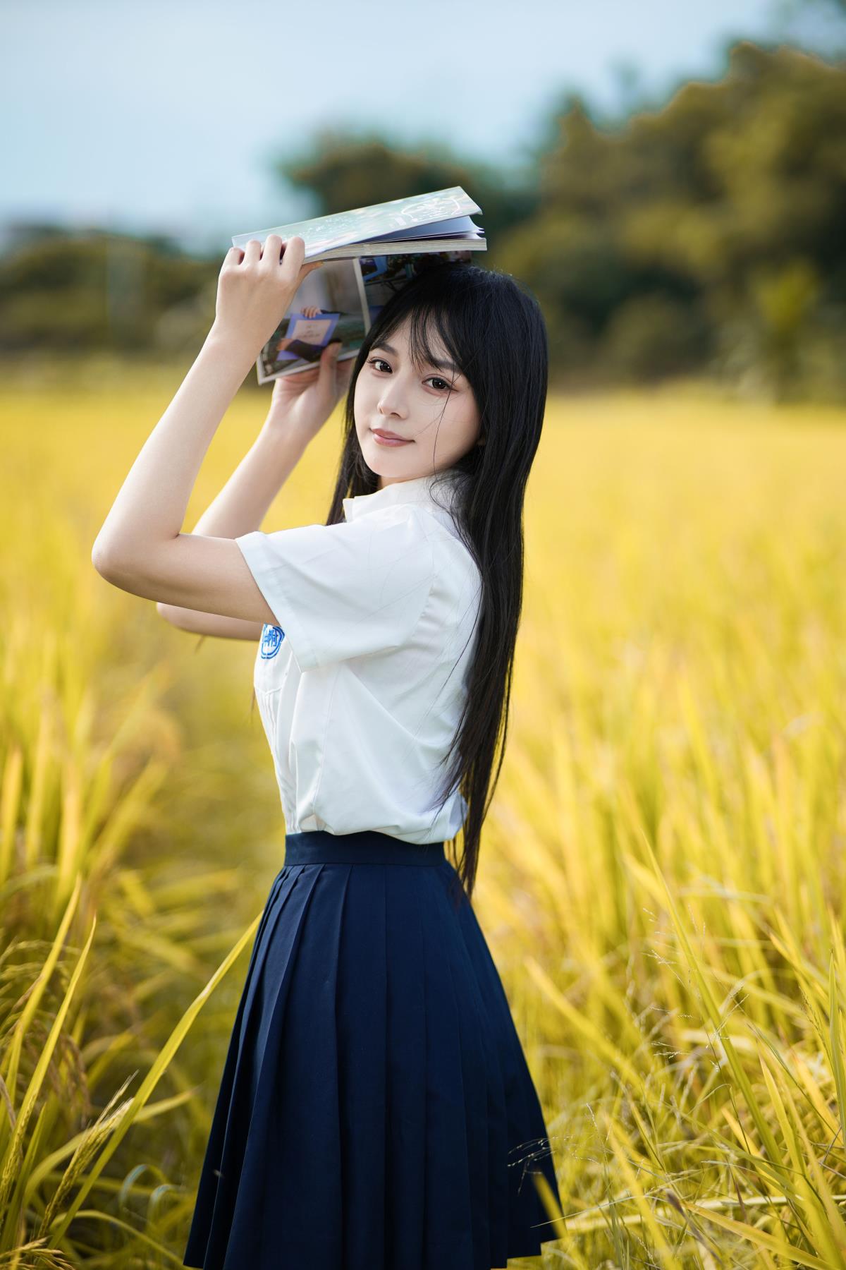 《稻浪间的青春：JK 校花邂逅午后暖阳》