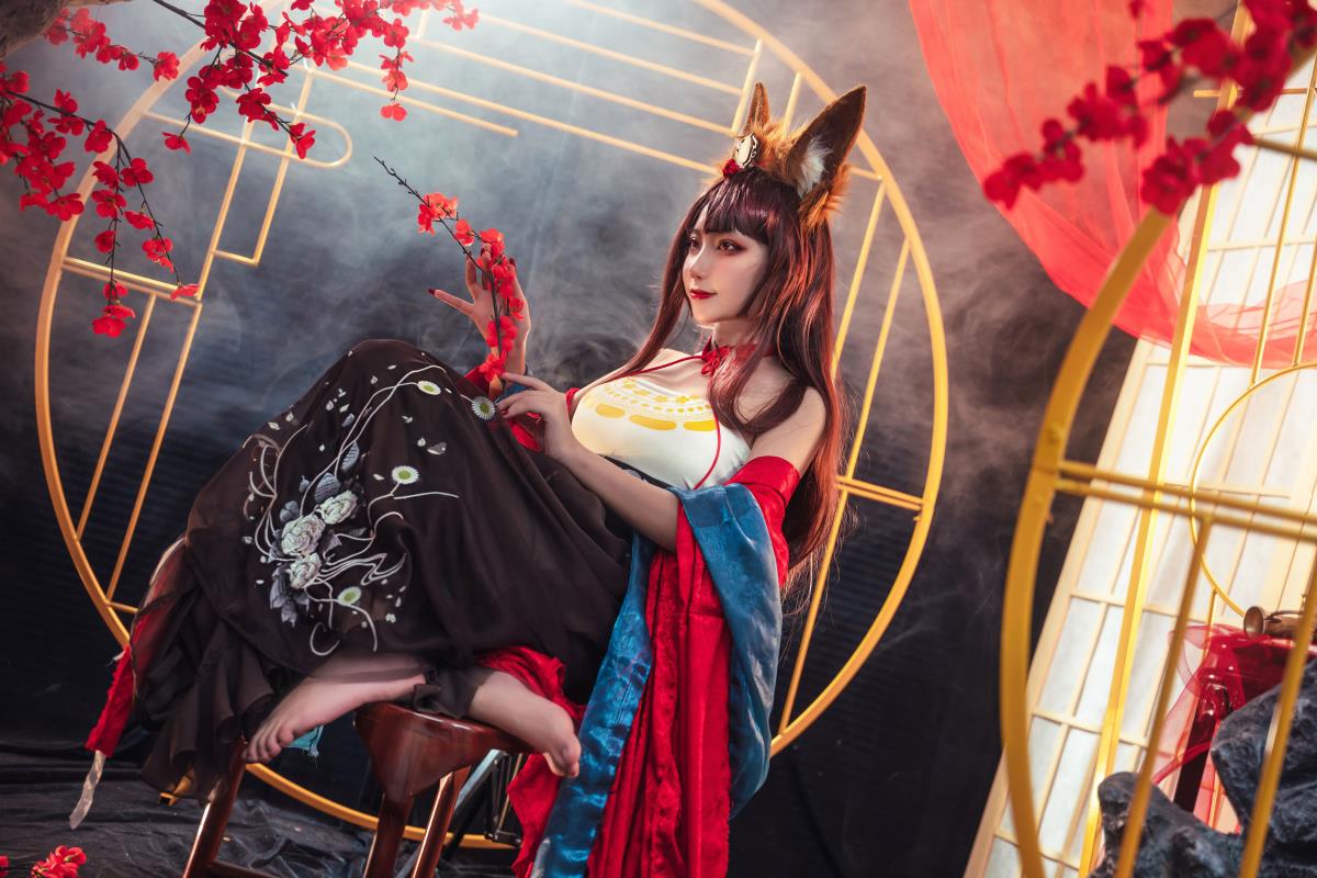 《碧蓝航线赤城：于cosplay美图间绽放的梦幻风情》