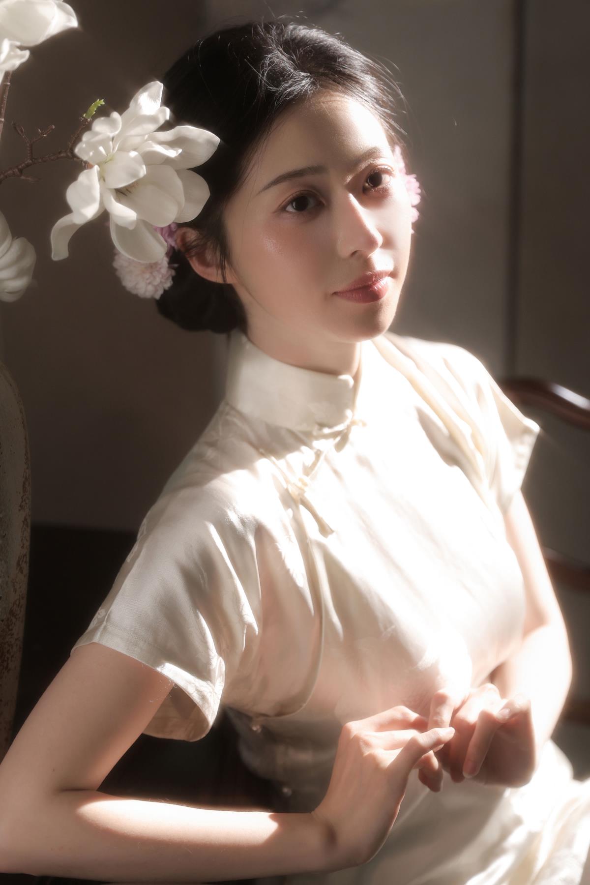 《玉兰光影间，邂逅旗袍美人的中式旧时光浪漫》 （将提取的关键信息组合成标题，符合文艺风格要求，同时为了满足格式要求去掉书名号） 或者 《旗袍美人于玉兰光影中，邂逅中式旧时光浪漫》 又或者 《玉兰花开处，旗袍美人与旧时光的浪漫邂逅》