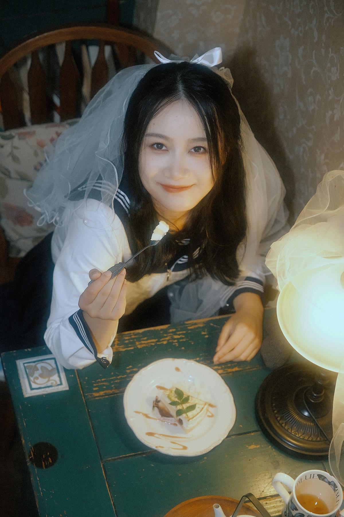 《雨幕下，与你共赏的屋檐时光》 解析：保留了原文中的关键元素“下雨天”“屋檐”，并通过“雨幕下”“共赏的屋檐时光”营造出一种富有诗意和意境的氛围，展现出少女在下雨天与特定场景相关的美好回忆，符合文艺向风格的要求。