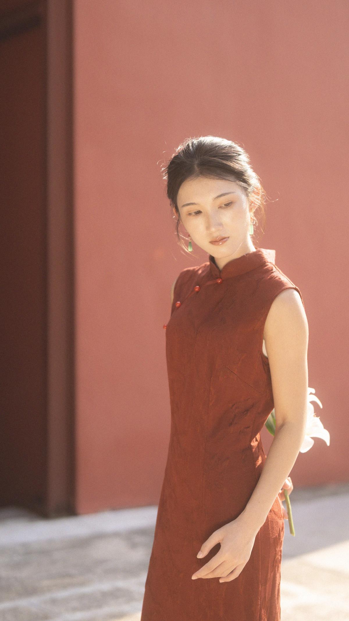 红旗耀下，旗袍绽中式女子美于光影园林间