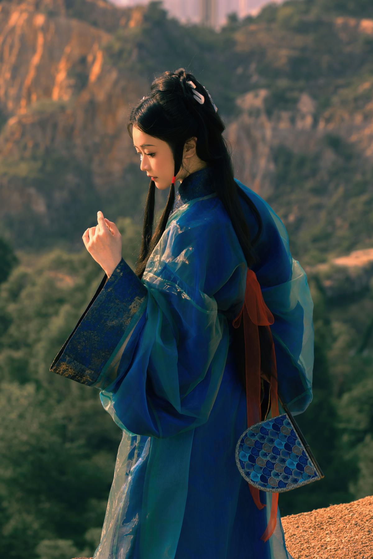 晓看天色暮看云，行坐皆把君思，山林间的古风禅意