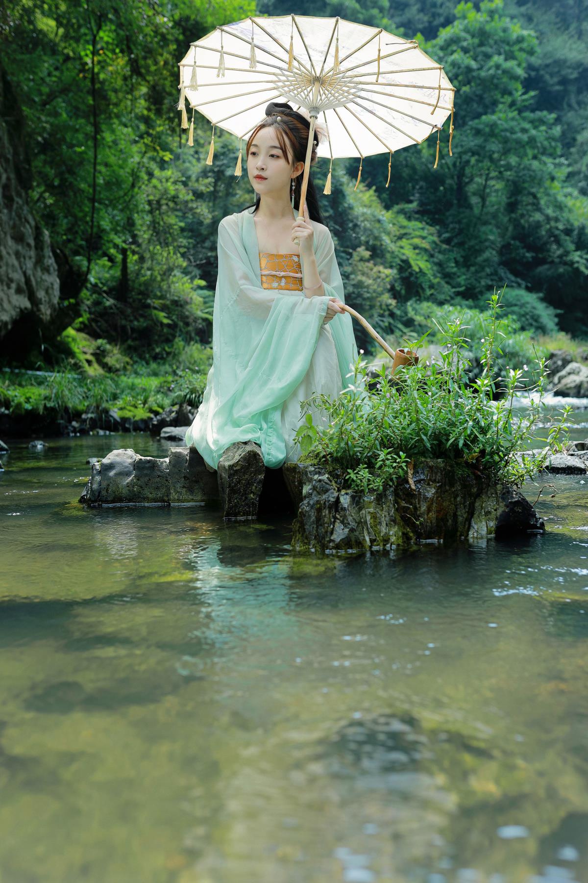 山水间，邂逅古风小溪山林与美人的诗意旅途