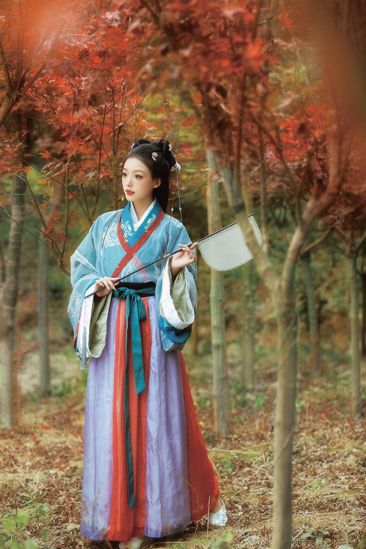 《一万颗红枫里的重逢，负手看漫山通红》 解析：直接将提取的关键信息组合成一个富有诗意和画面感的标题，展现出在红枫林中重逢的美好意境。