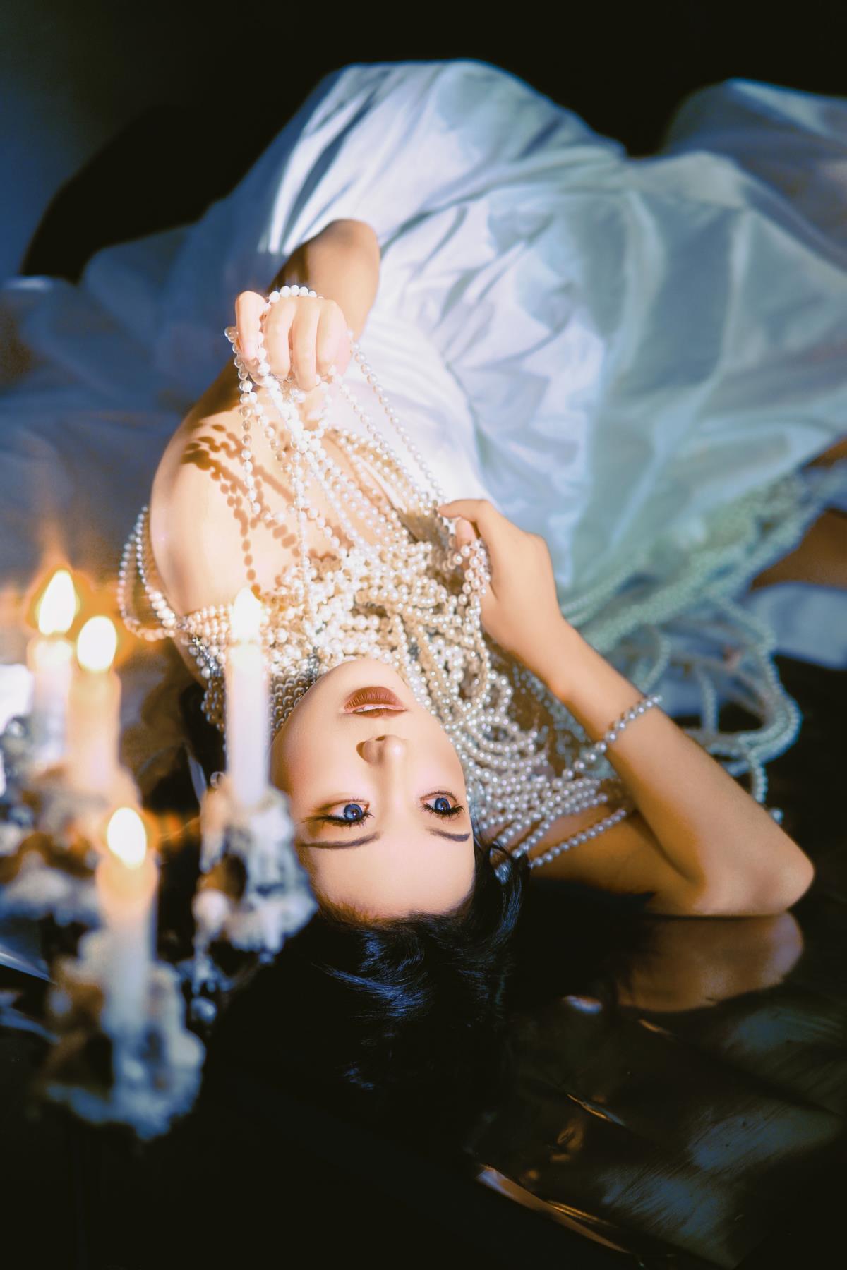 复古美人：珍珠映衬下，爱自己的自信光芒