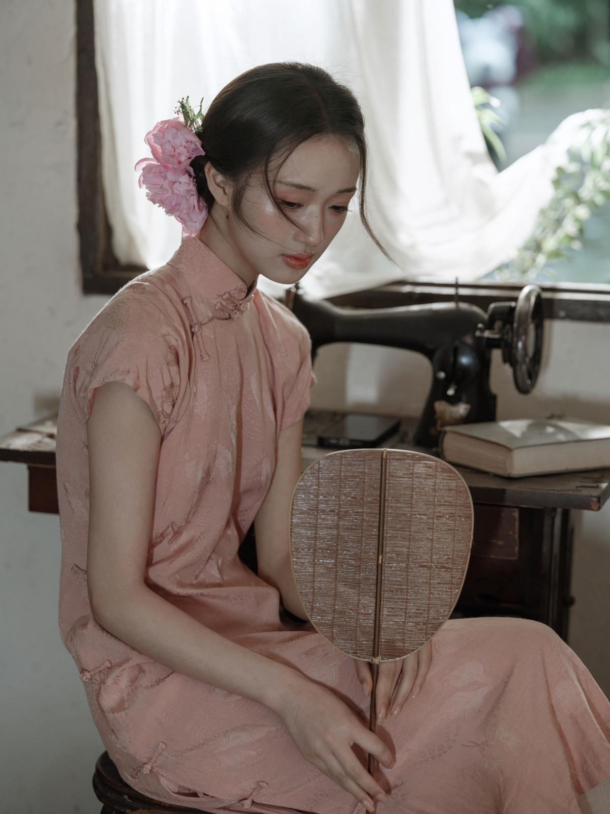 《着粉色旗袍，似绽放芍药》