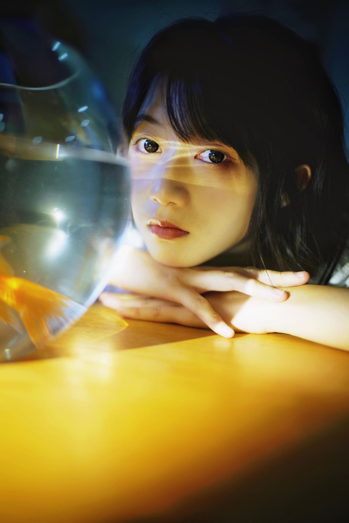 《金鱼吻中的光影与你》 解析：原内容围绕金鱼、鱼缸、光以及与“你”的情感关联，“金鱼吻”富有画面感，“光影”突出了氛围元素，组合成的标题既包含了关键意象，又营造出一种浪漫且富有意境的氛围，符合文艺风格。