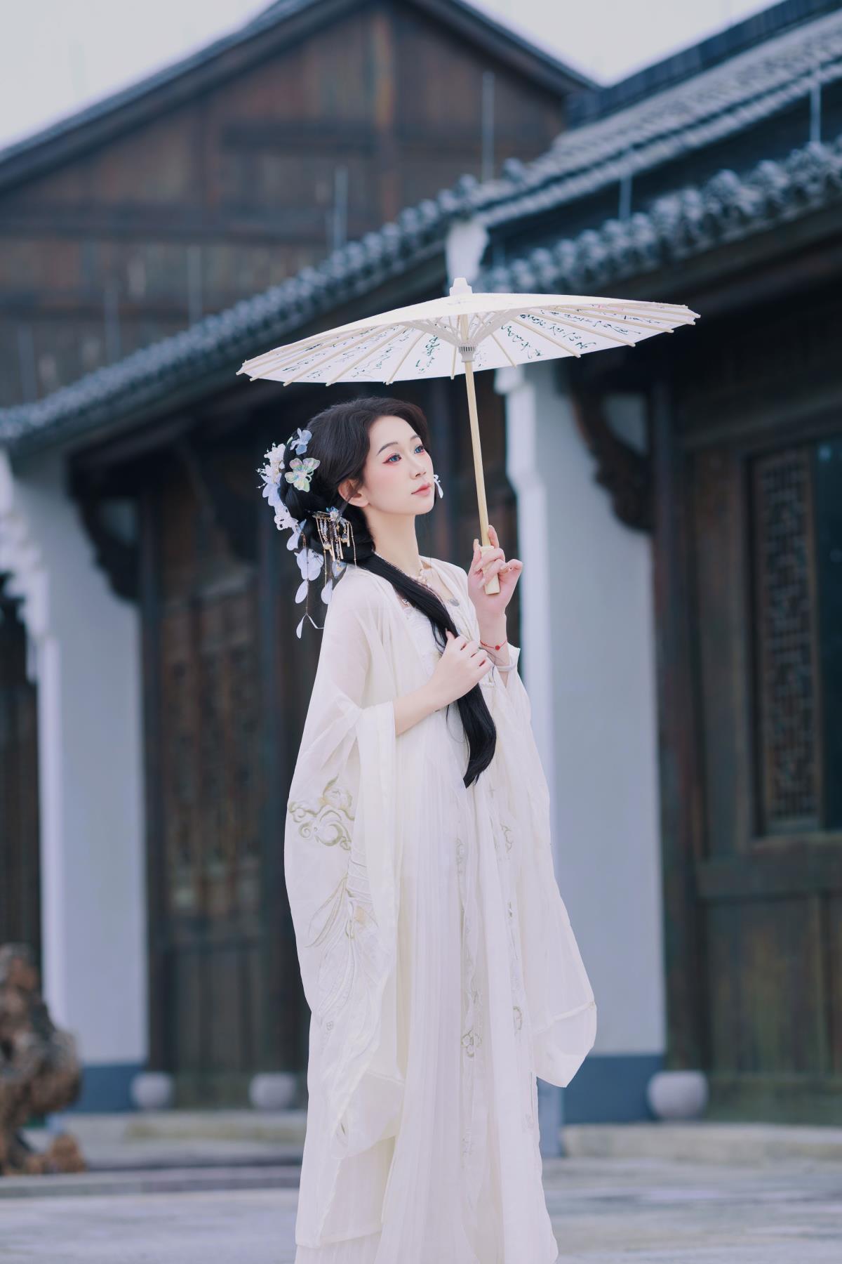 山深樱落，春迟花压枝