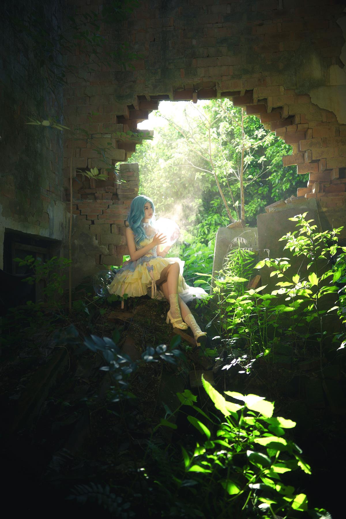 破茧成蝶：光影交织下的情绪与氛围