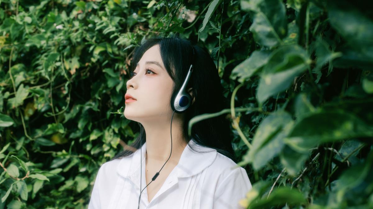 《踮起脚尖，裙摆轻舞，邂逅盛夏午后的青春密语》