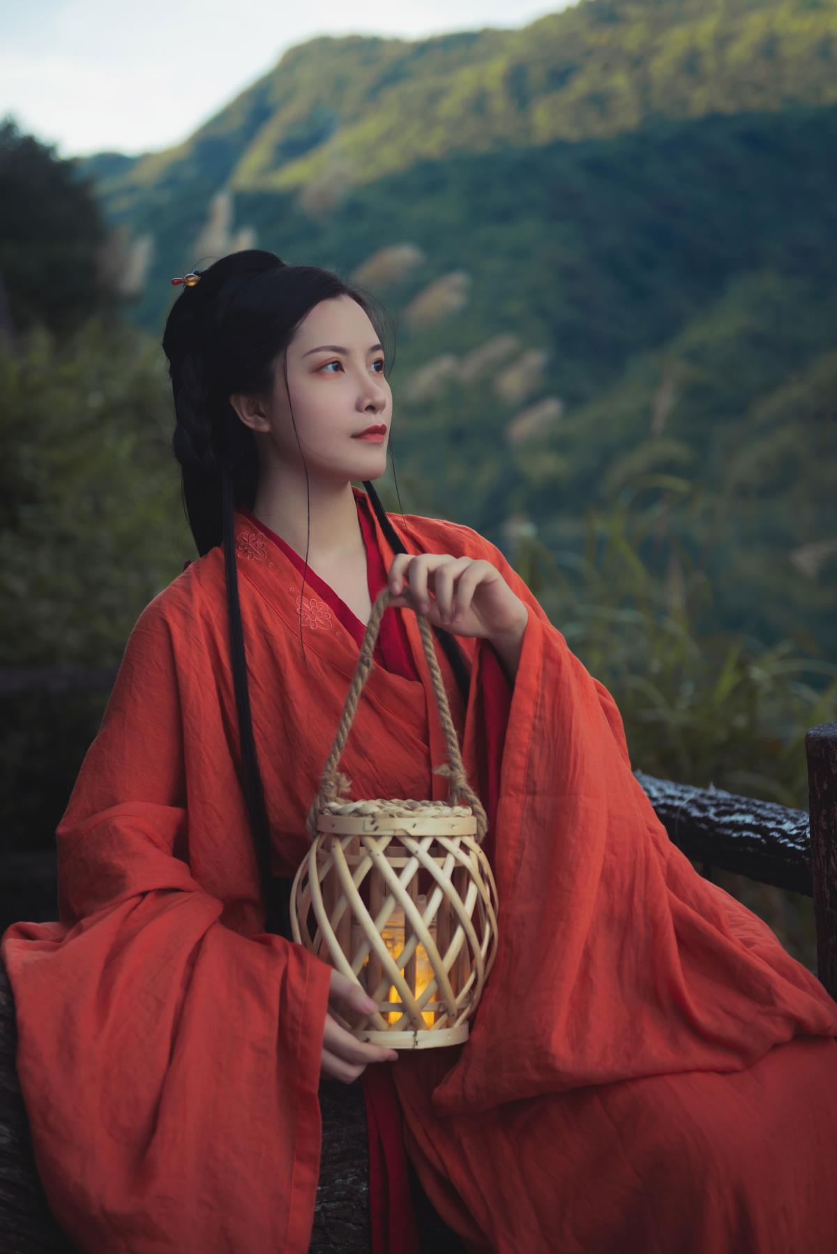 人间忽晚，山河秋意间的诗意画卷