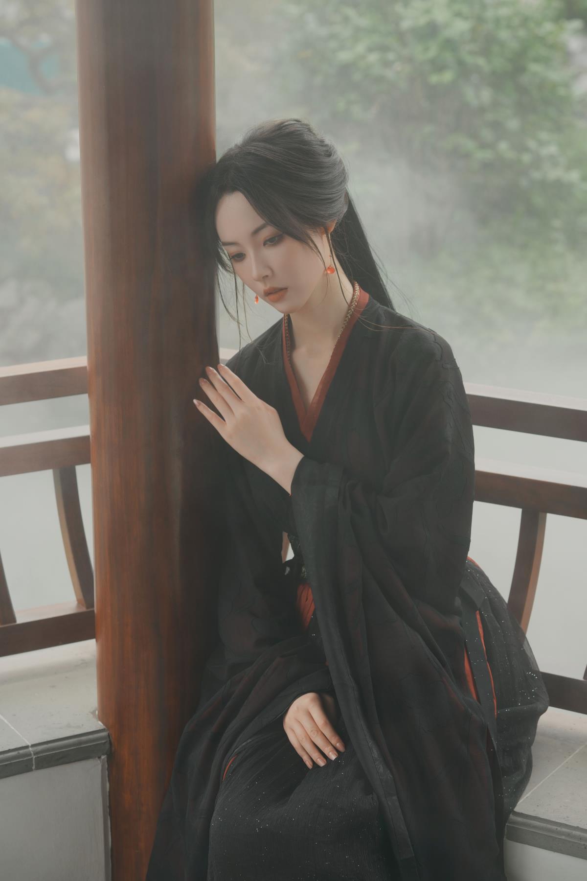 云为衫：从神像处缓缓走来，映招无锋剑前行