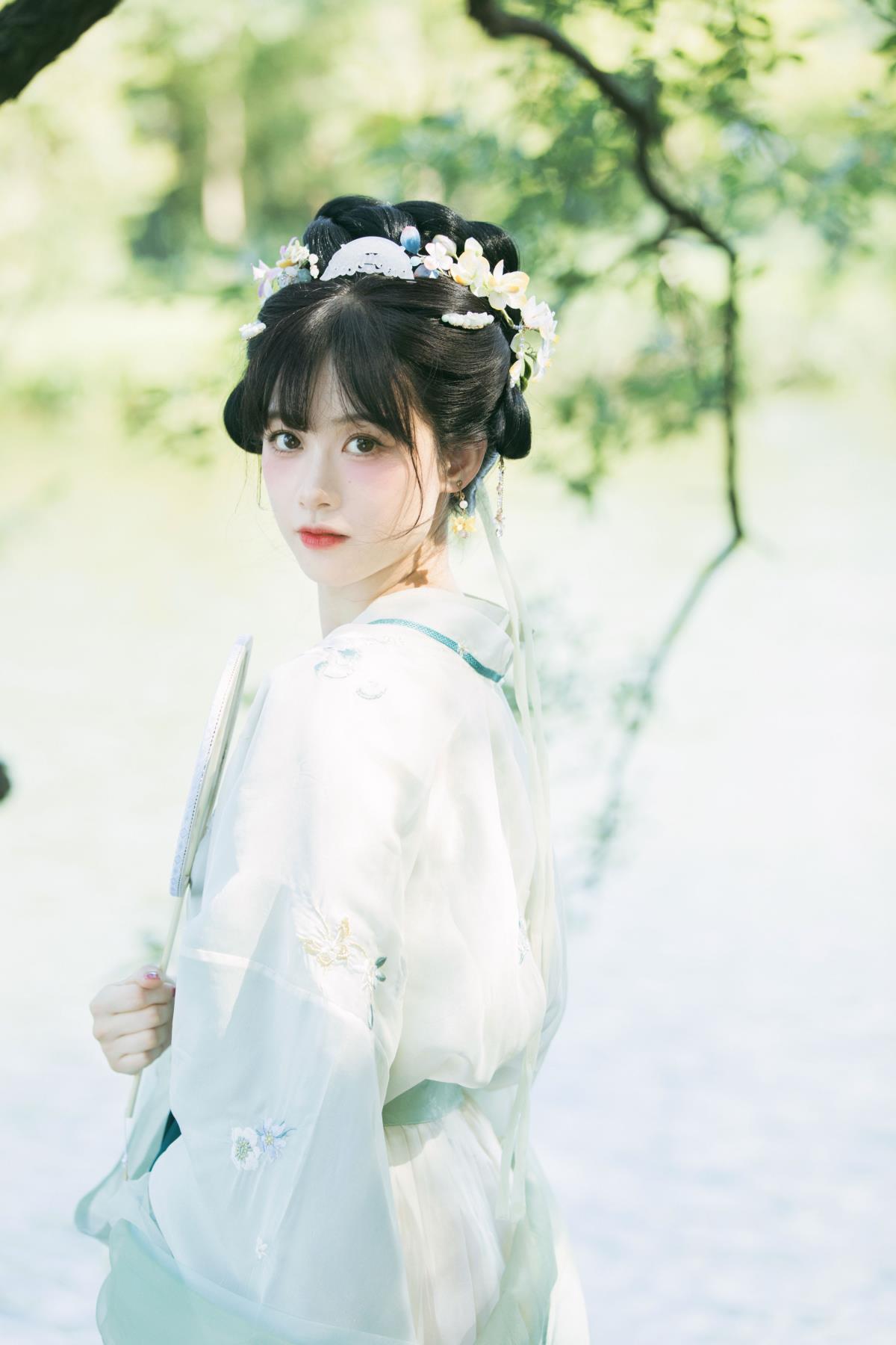 夏早日初长，南风草木香