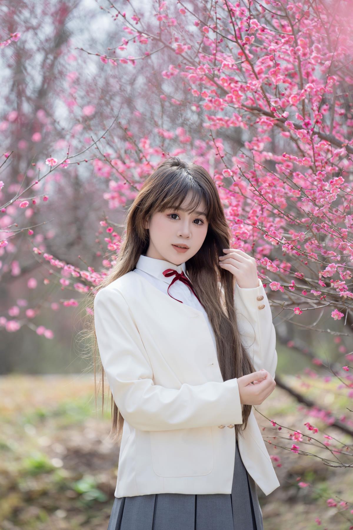 《JK 元气少女，邂逅梅花树下的日系浪漫》