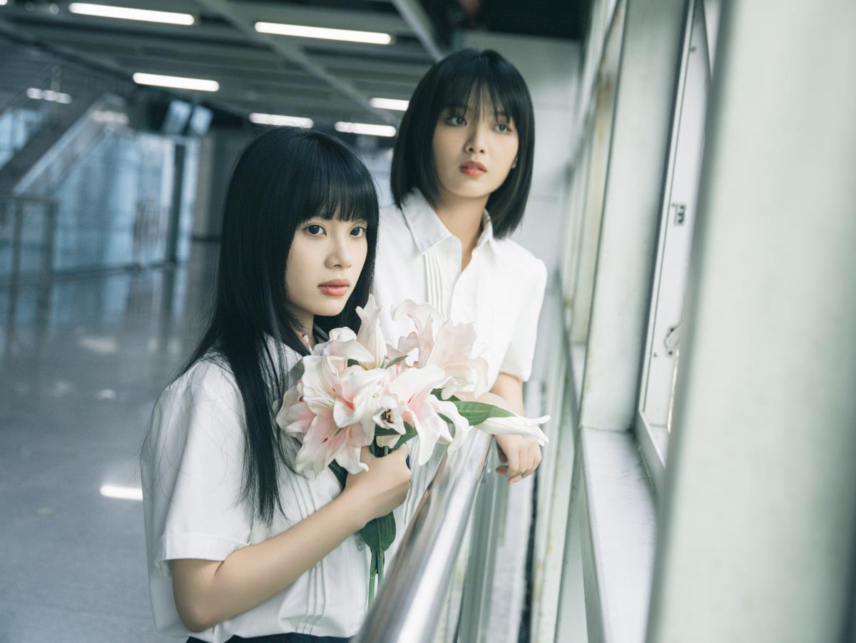 地铁上的姐妹花与少女衬衫