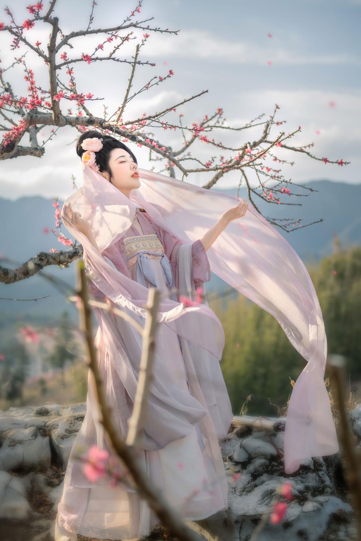 花非花雾非雾：如梦似云间的古风意境与汉服之美