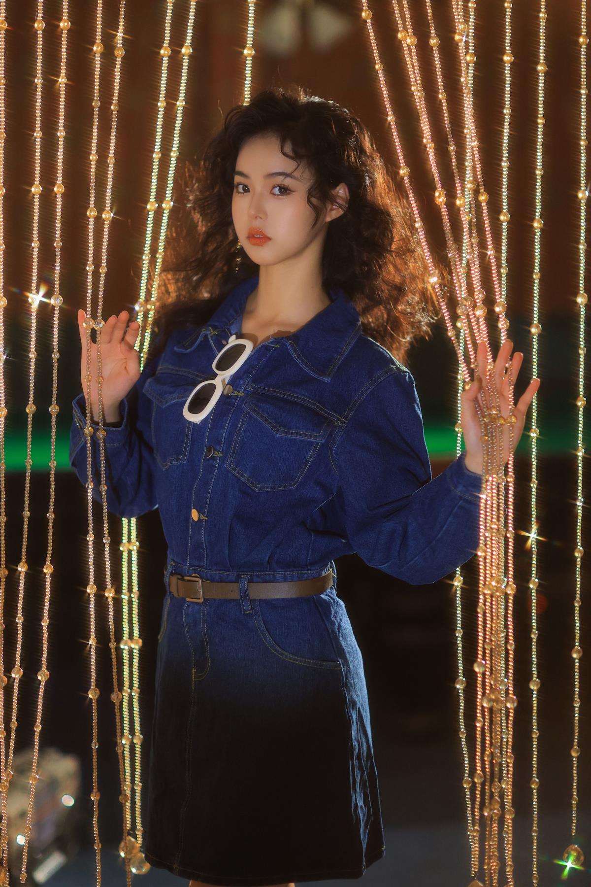 90 年代台球桌旁的酷飒港风女郎：牛仔套装与白色墨镜交织的复古光影美人记