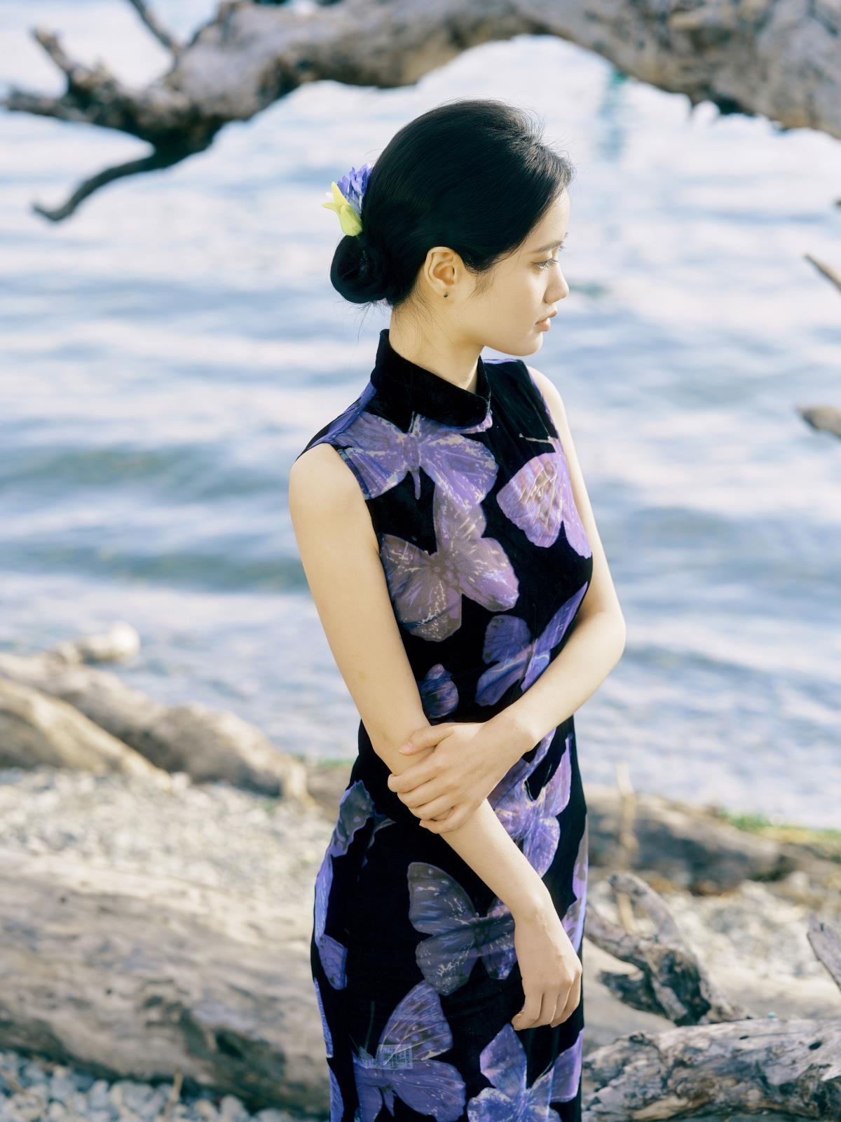 《洱海边，旗袍女子绘就的国风画卷》 或 《蓝调旗袍，邂逅洱海边的中式风情》 或 《洱海边的蓝色旗袍梦，国风韵味难忘怀》