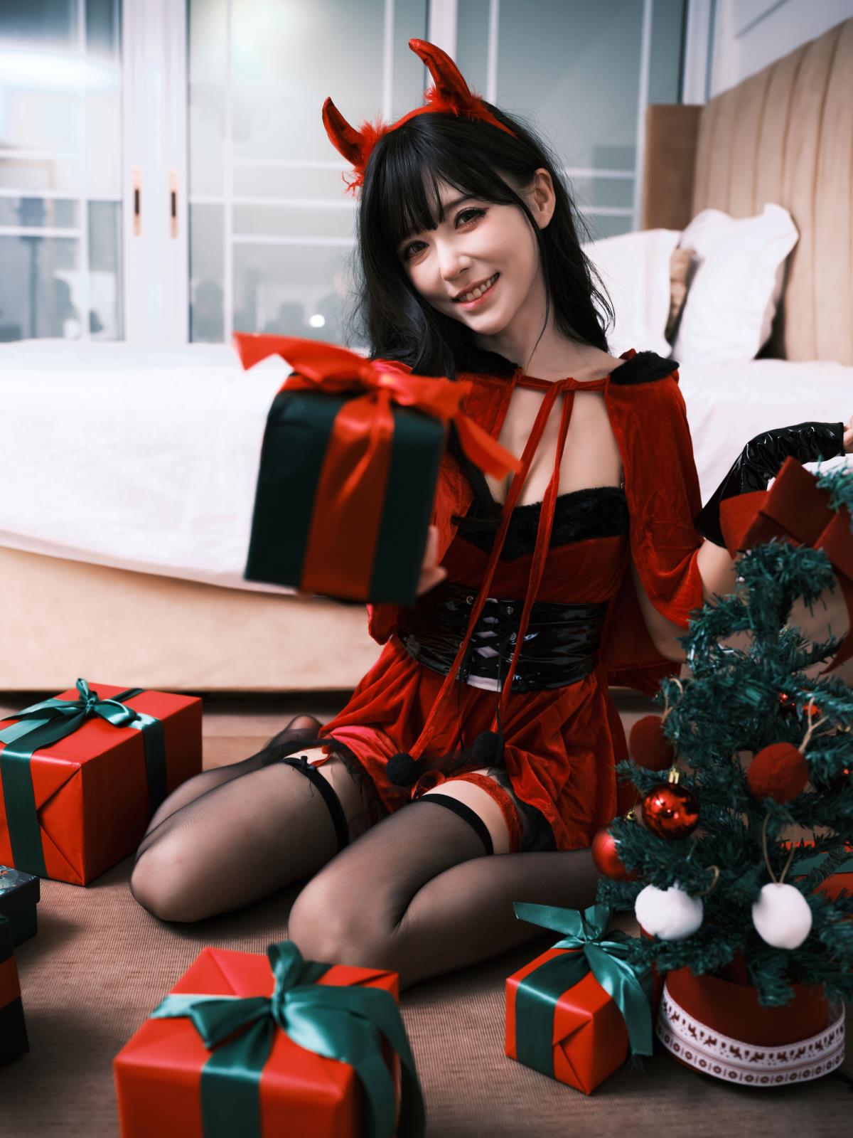 《圣诞夜的小恶魔：礼物真相引发的狂欢与毁灭》 解析：这个标题既包含了小恶魔大闹圣诞这一核心事件，又体现了礼物真相被知晓后小恶魔的本性暴露以及对圣诞树的摧毁，“圣诞夜的小恶魔”营造出一种神秘且独特的氛围，“礼物真相引发的狂欢与毁灭”则概括了事件的起因、过程和结果，整体富有意境且贴合文艺向风格。同时也满足了从给定内容中提取关键信息来生成标题的要求。