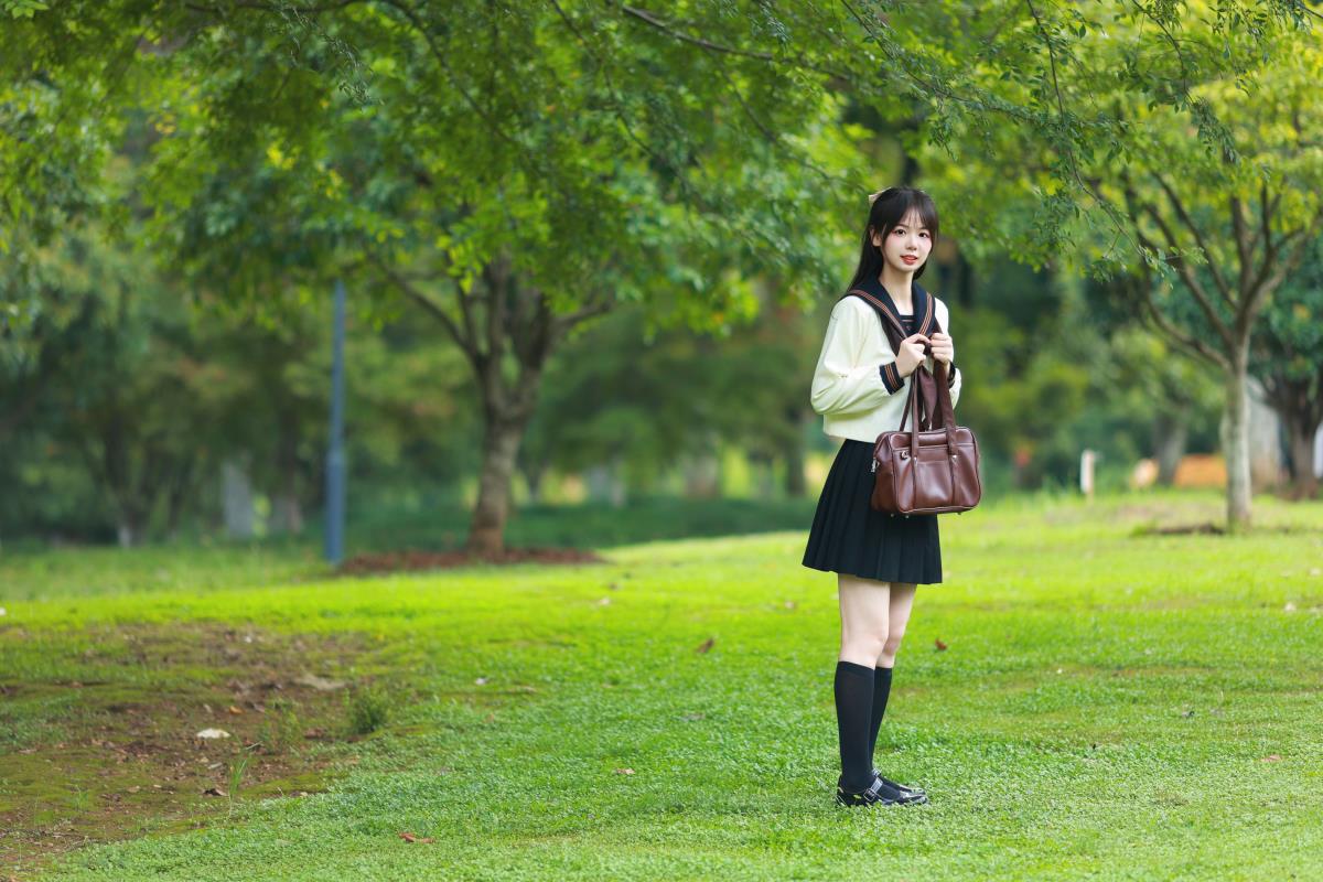 《夏末微风中，校花在草地肆意奔跑，青春发丝轻扬》 解析：原文本包含女生、校花、清纯、青春等元素，提取关键信息后，以夏末微风为背景，描述校花在草地奔跑，发丝轻扬的画面，突出青春的活力与美好，符合富有意境或文艺向风格的要求。