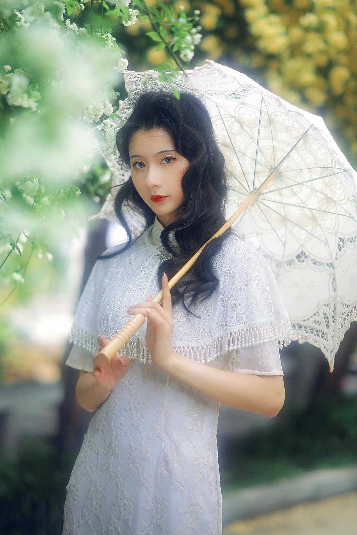 司藤：从现在起，我是你的主人，我叫司藤，身着复古旗袍