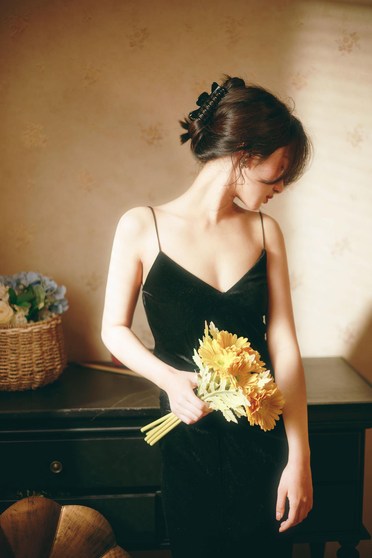 《女人花：浪漫、优雅与无尽多情》或《女人花：藏于心中的心声与爱意》 或 《女人花：未燃尽的青春爱火》 或 《女人花之优雅风情》