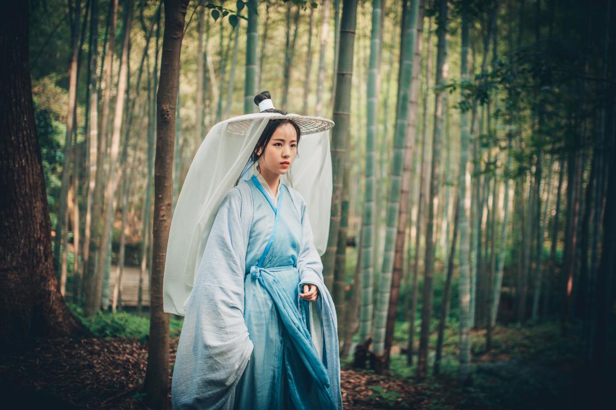 《侠客山林间：一箫一剑平生意，竹林深处侠骨存》