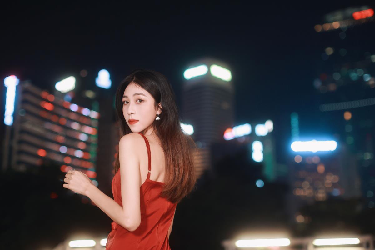 斑驳夜色中的清醒与港风女郎