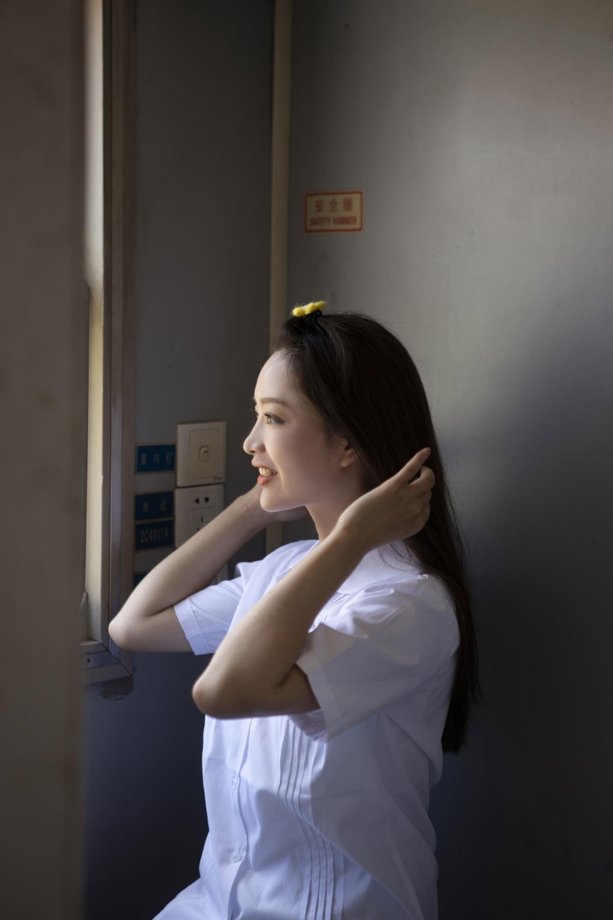 《为见你，绕遍校园的傻笑时光》 解析：原句中包含了为见对方绕遍校园以及傻笑等元素，“为见你，绕遍校园”突出了一种执着和深情，“傻笑时光”又增添了青春的美好与纯真，整体组合成一个富有意境和文艺风格的标题，能让人联想到一段青涩而美好的校园恋情或纯真友谊。